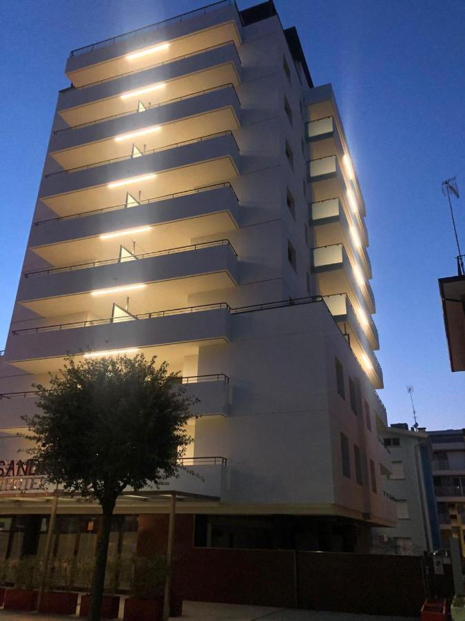 Aparthotel Alessandria Lignano Sabbiadoro Esterno foto
