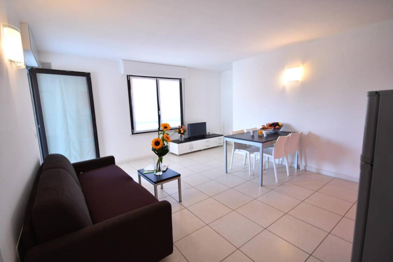 Aparthotel Alessandria Lignano Sabbiadoro Esterno foto