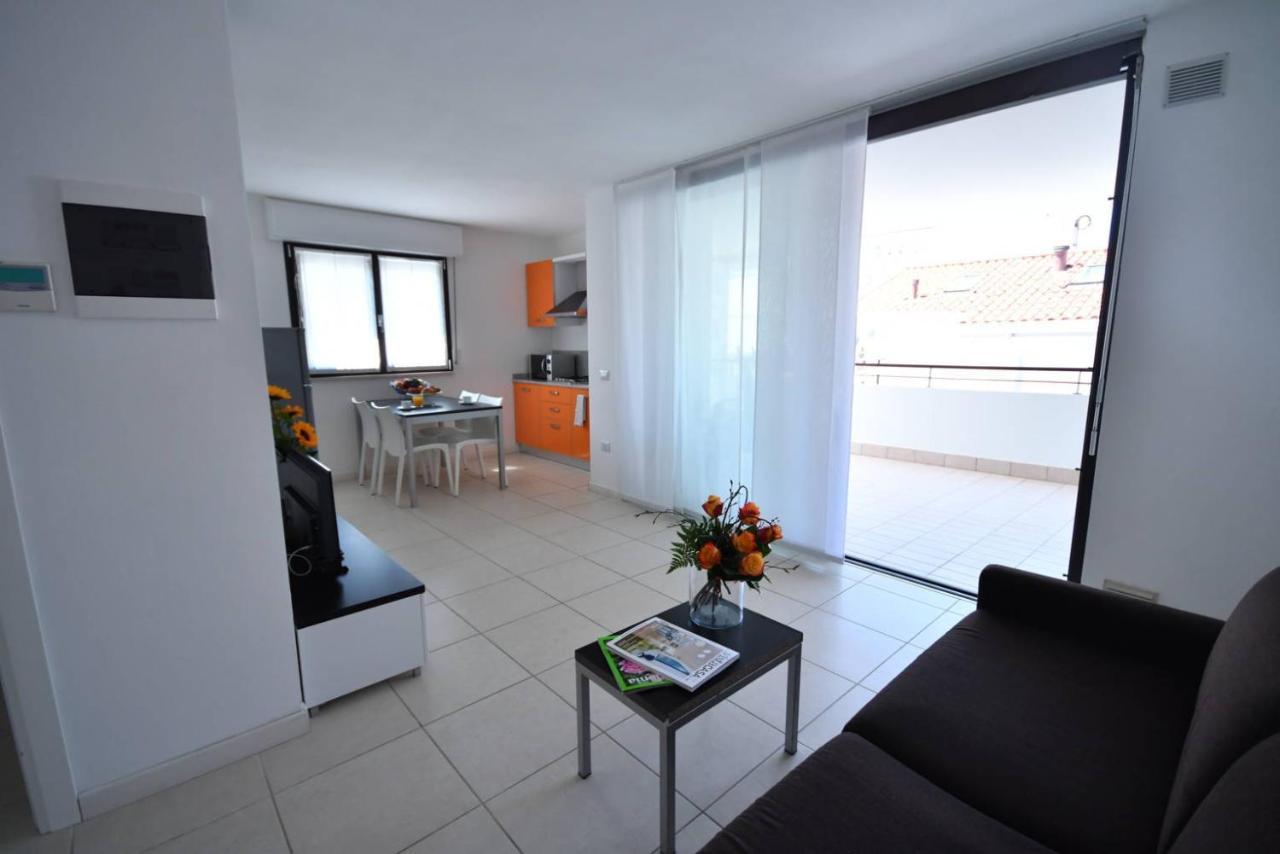 Aparthotel Alessandria Lignano Sabbiadoro Esterno foto