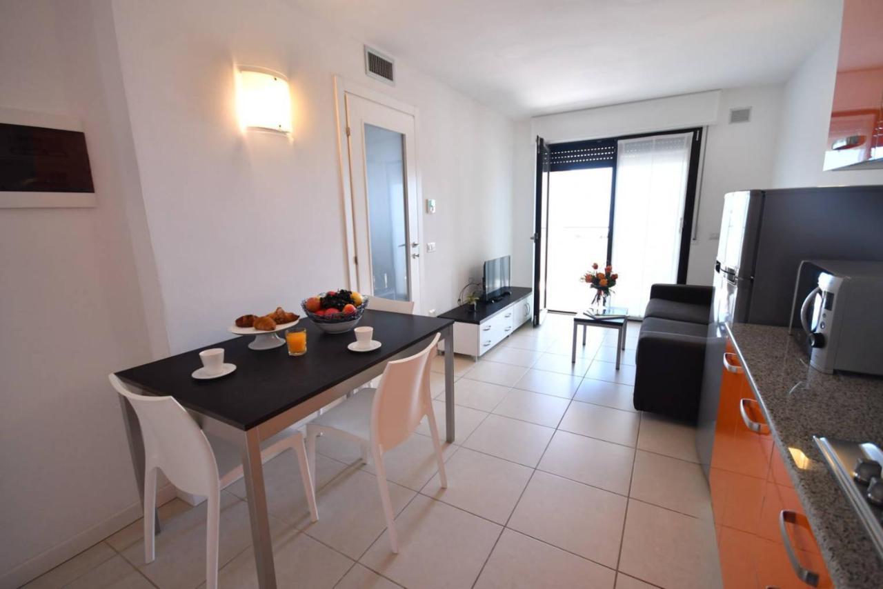 Aparthotel Alessandria Lignano Sabbiadoro Esterno foto