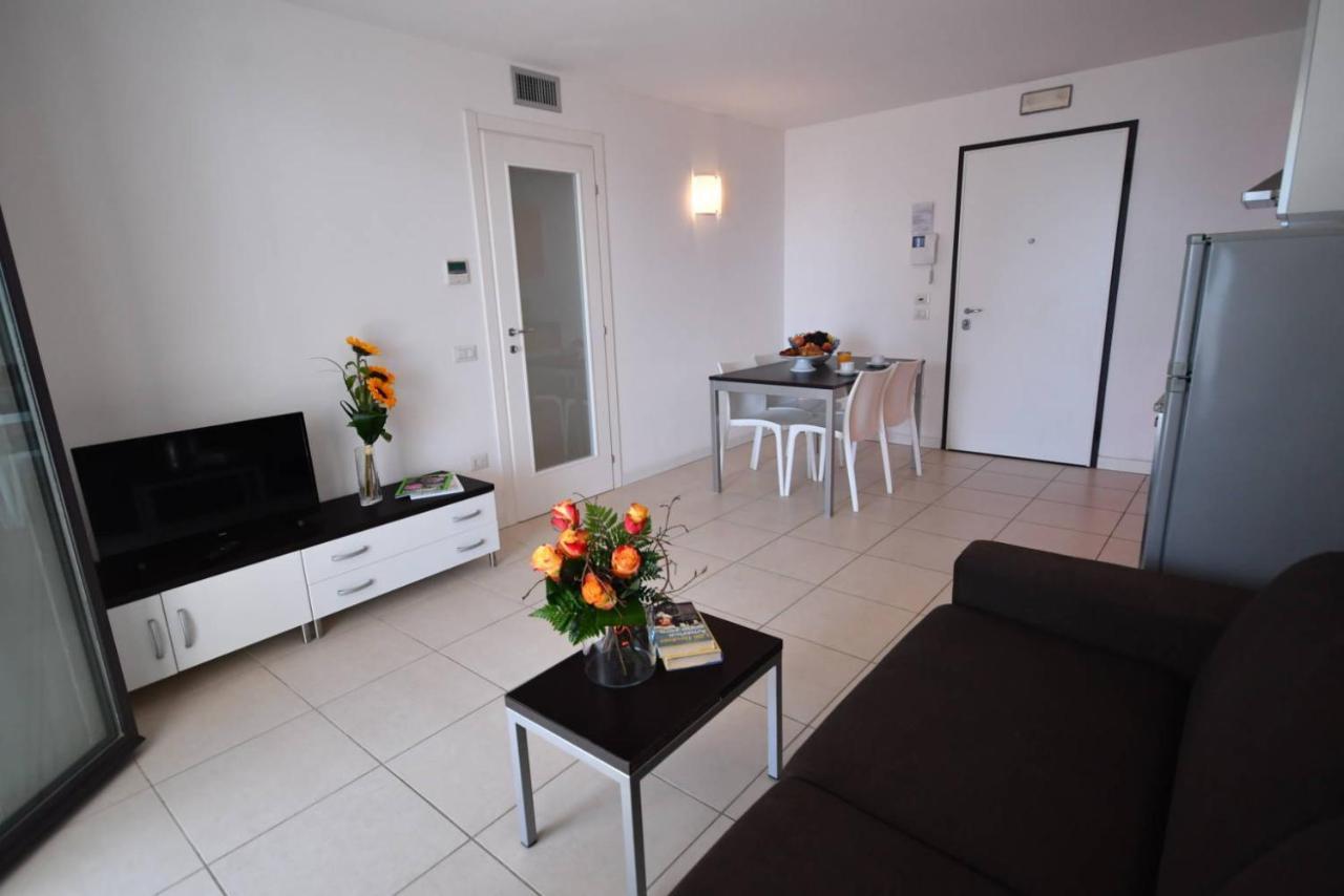 Aparthotel Alessandria Lignano Sabbiadoro Esterno foto